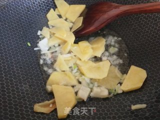 白菜土豆片炒香肠的做法步骤：3
