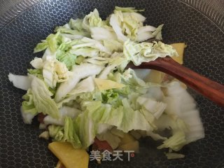 白菜土豆片炒香肠的做法步骤：4