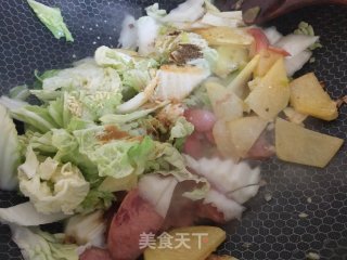白菜土豆片炒香肠的做法步骤：5