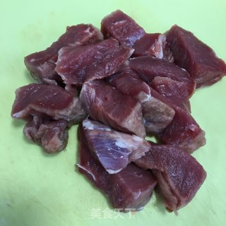 土豆胡萝卜炖牛肉的做法步骤：1