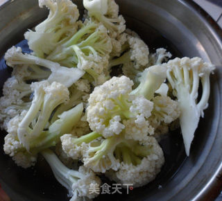 火腿肠炒菜花的做法步骤：1