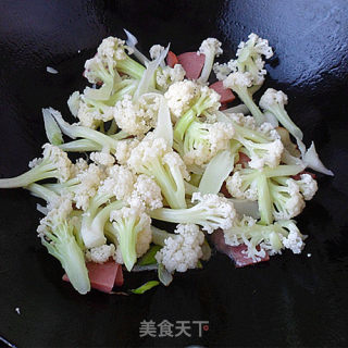 火腿肠炒菜花的做法步骤：5