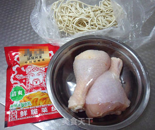 清炖鸡腿榨菜面的做法步骤：1