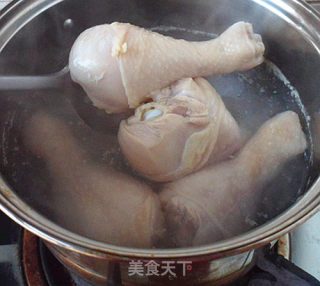 清炖鸡腿榨菜面的做法步骤：2