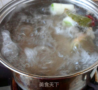 清炖鸡腿榨菜面的做法步骤：4
