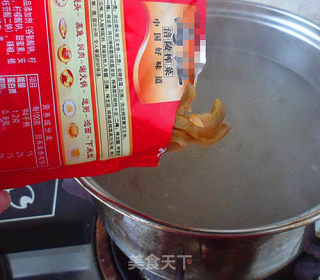 清炖鸡腿榨菜面的做法步骤：6