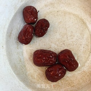 党参黄芪炖老母鸡的做法步骤：1
