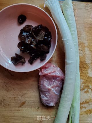 大葱炒肉片黑木耳的做法步骤：1