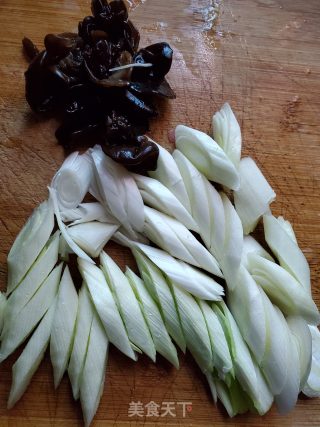 大葱炒肉片黑木耳的做法步骤：2