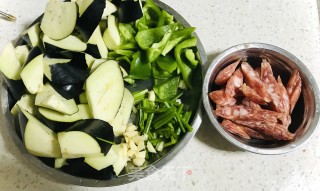 腊肠炖茄子的做法步骤：2