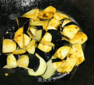腊肠炖茄子的做法步骤：5