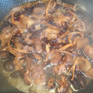 双菇炖肘肉的做法步骤：8