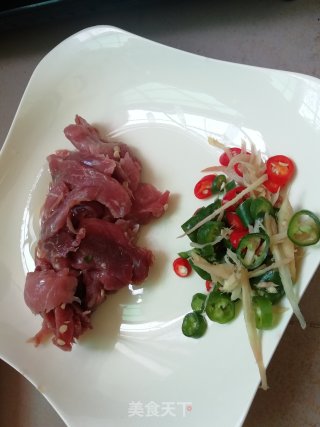 凉瓜炒牛肉的做法步骤：1