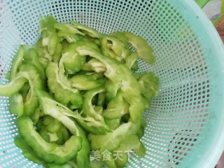 凉瓜炒牛肉的做法步骤：2