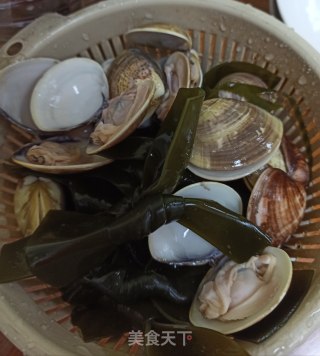 海带结豆芽炖花蛤的做法步骤：1