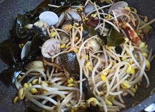 海带结豆芽炖花蛤的做法步骤：4