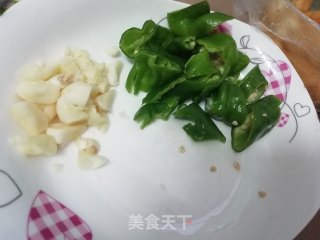白菜炖油豆腐的做法步骤：1