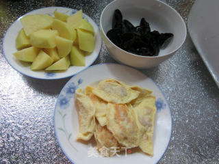 黑木耳蛋饺土豆煲的做法步骤：1