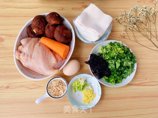 汤鲜肉嫩的香菇鸡肉馄饨的做法步骤：1