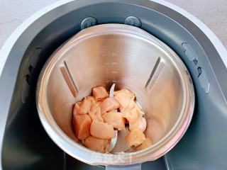汤鲜肉嫩的香菇鸡肉馄饨的做法步骤：2