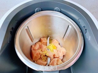 汤鲜肉嫩的香菇鸡肉馄饨的做法步骤：3