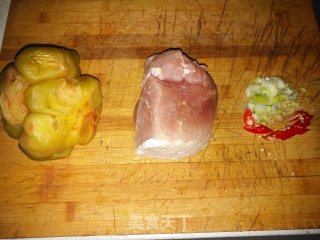 榨菜炒肉丝的做法步骤：1