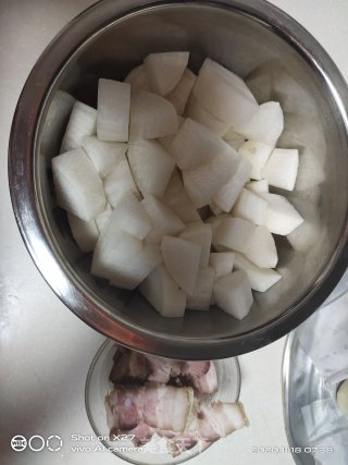 萝卜炖五花肉的做法步骤：1
