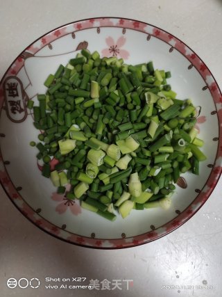 牛肉炒蒜薹的做法步骤：1
