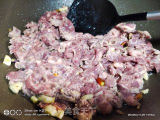 牛肉炒蒜薹的做法步骤：3