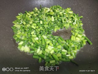牛肉炒蒜薹的做法步骤：4