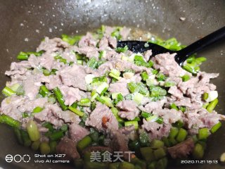 牛肉炒蒜薹的做法步骤：5