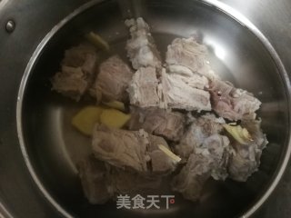 胡萝卜山药羊脊骨汤的做法步骤：6