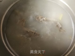 胡萝卜山药羊脊骨汤的做法步骤：9