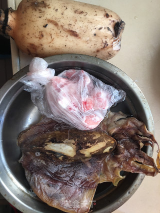 莲藕墨鱼排骨汤的做法步骤：1