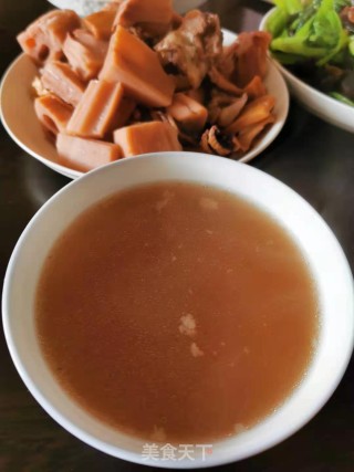 莲藕墨鱼排骨汤的做法步骤：8
