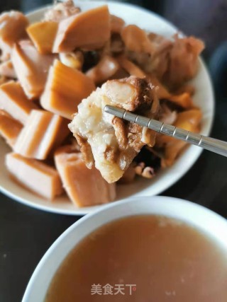 莲藕墨鱼排骨汤的做法步骤：9