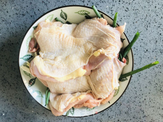 成本低廉，制作简单的照烧鸡腿的做法步骤：2