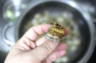 韭菜红椒炒贝肉的做法步骤：2
