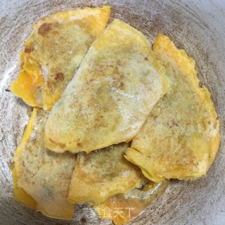 蛋饺炖菌菇时蔬的做法步骤：1