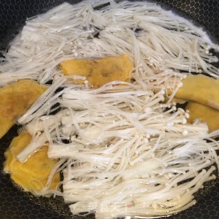 蛋饺炖菌菇时蔬的做法步骤：4