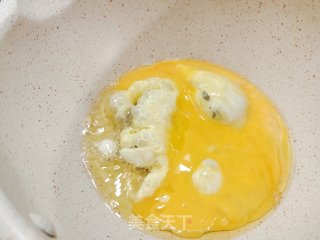 家常小炒菜-香菜炒鸡蛋的做法步骤：2