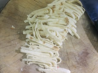 白菜鸡蛋焖饼的做法步骤：2