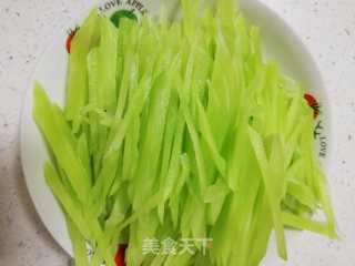 木耳莴笋丝的做法步骤：1