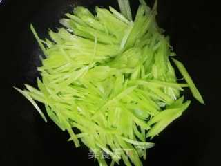 木耳莴笋丝的做法步骤：3