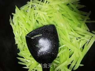 木耳莴笋丝的做法步骤：4