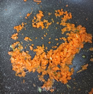 胡萝卜炒饭鸡蛋饭团的做法步骤：2