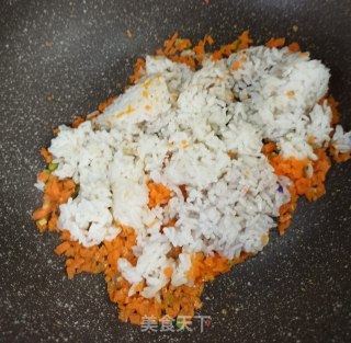胡萝卜炒饭鸡蛋饭团的做法步骤：3