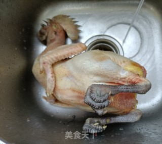 元蘑炖土公鸡的做法步骤：1