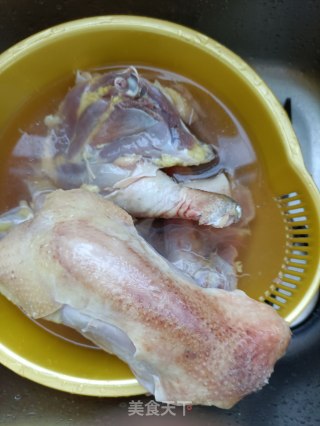 元蘑炖土公鸡的做法步骤：2