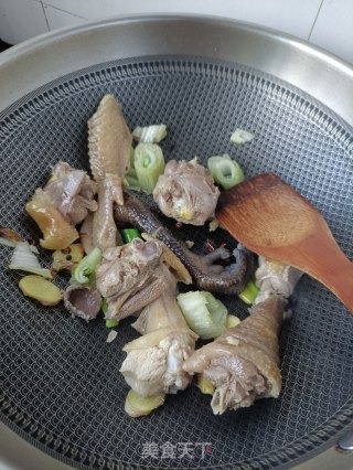 元蘑炖土公鸡的做法步骤：14